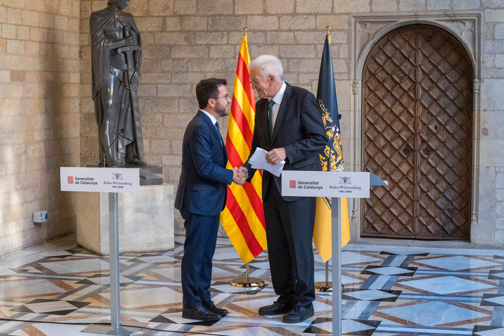 Ministerpräsident Winfried Kretschmann (rechts) und Kataloniens Regionalpräsident Pere Aragonès (links) reichen sich nach der gemeinsamen Pressekonferenz die Hand. 