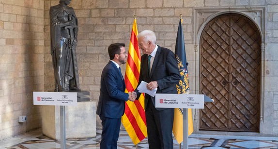 Ministerpräsident Winfried Kretschmann (rechts) und Kataloniens Regionalpräsident Pere Aragonès (links) reichen sich nach der gemeinsamen Pressekonferenz die Hand. 