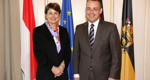 Minister Peter Friedrich (r.) und die Botschafterin des Fürstentums Monaco, Isabelle Berro-Amadeï (l.)