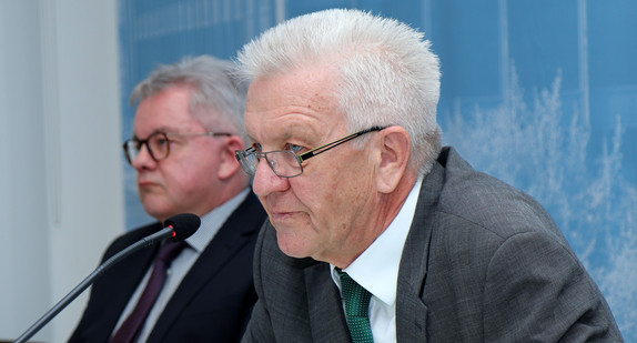 Ministerpräsident Winfried Kretschmann (r.) und der Minister der Justiz und für Europa, Guido Wolf (l.)