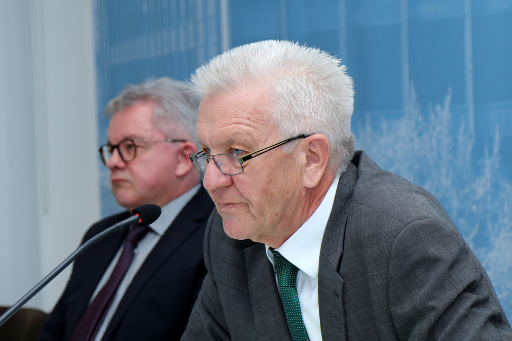 Ministerpräsident Winfried Kretschmann (r.) und der Minister der Justiz und für Europa, Guido Wolf (l.)
