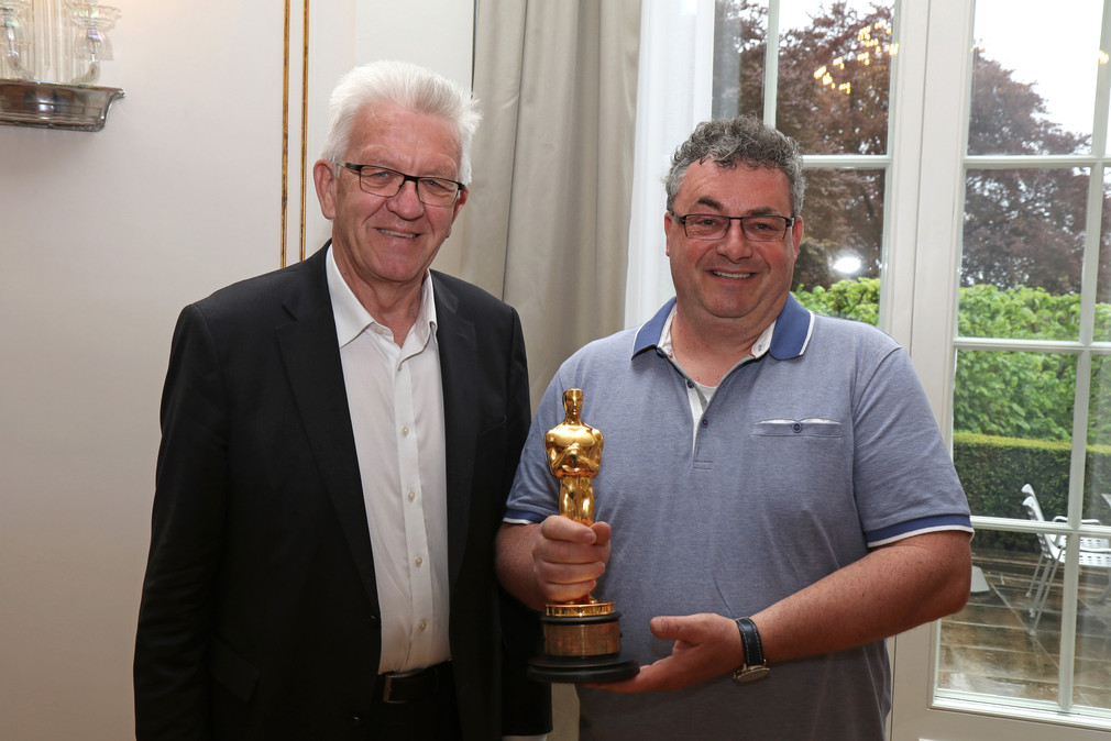 Ministerpräsident Winfried Kretschmann (l.) und Oscar-Preisträger Gerd Nefzer (r.) am 23. April 2018 in der Villa Reitzenstein in Stuttgart
