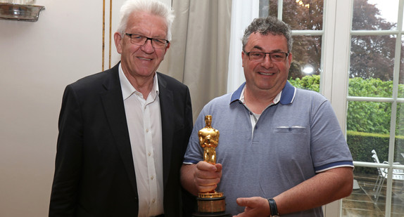 Ministerpräsident Winfried Kretschmann (l.) und Oscar-Preisträger Gerd Nefzer (r.) am 23. April 2018 in der Villa Reitzenstein in Stuttgart