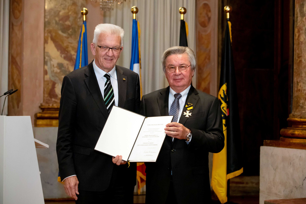 Ministerpräsident Winfried Kretschmann (l.) und Prof. E. h. Senator E. h. Klaus Fischer (r.) 