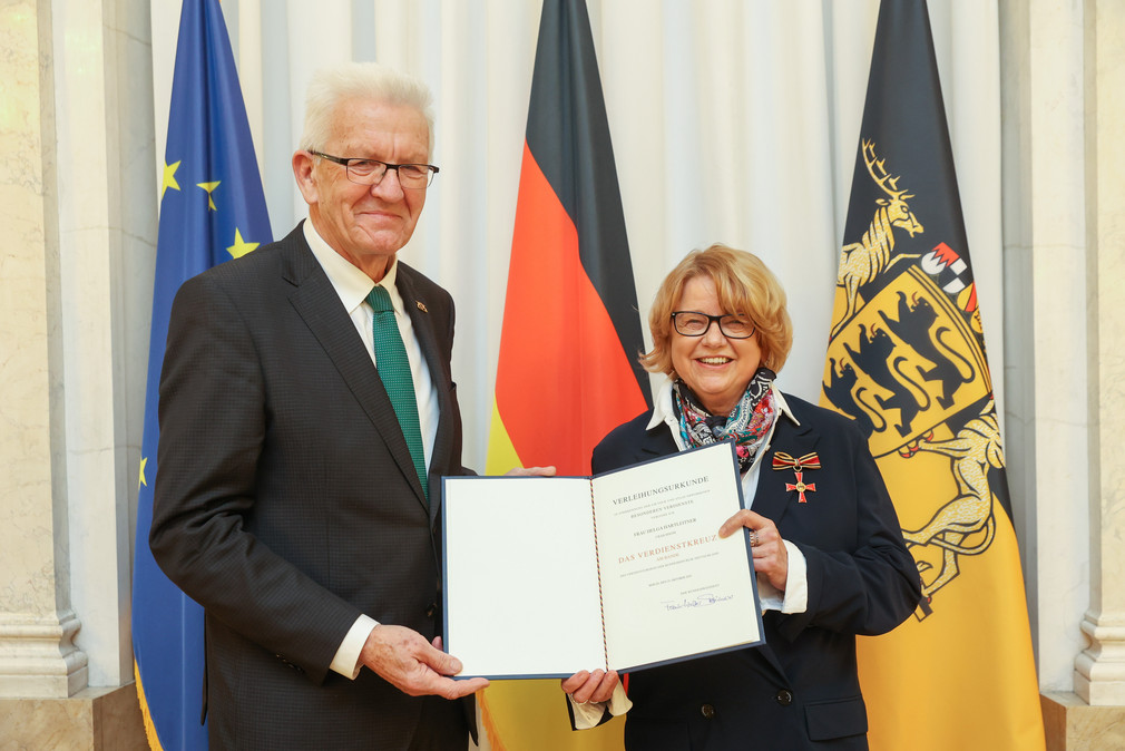 Ministerpräsident Winfried Kretschmann (l.) und Helga Hartleitner (r.)