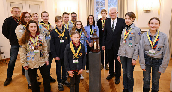 Jugendliche Pfadfinderinnen und Pfadfinder übergeben Ministerpräsident Winfried Kretschmann (dritter von rechts) das Friedenslicht aus Bethlehem.
