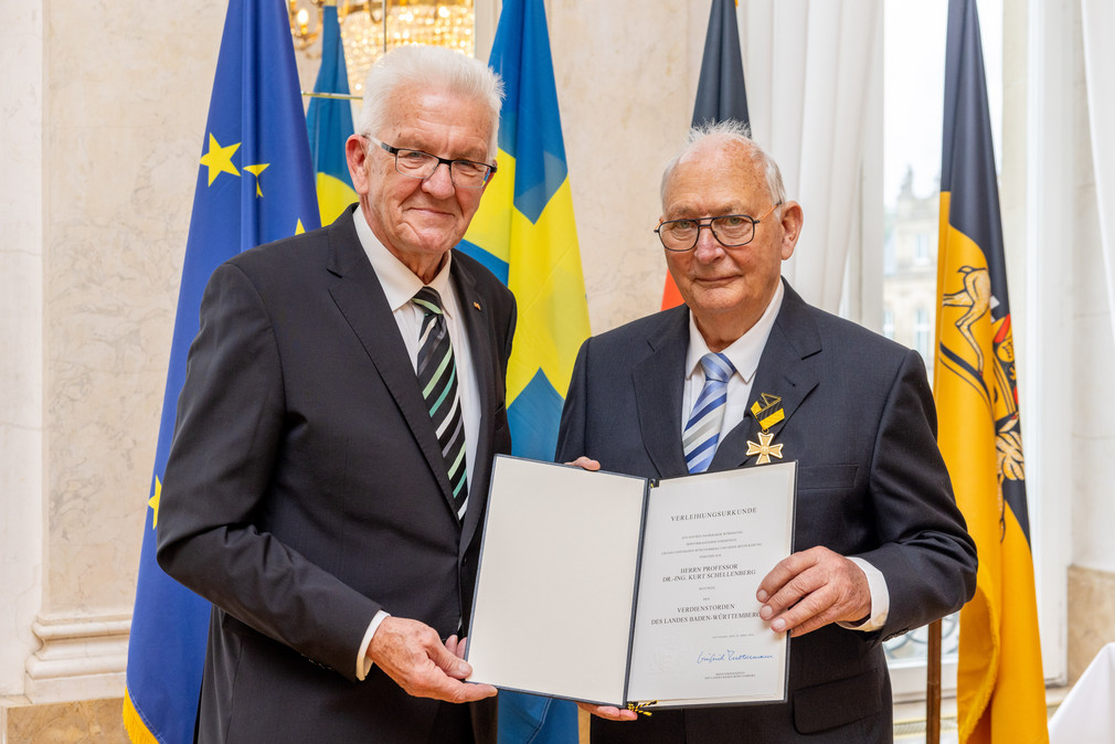 Ministerpräsident Winfried Kretschmann (links) und Prof. Dr.-Ing. Kurt Schellenberg (rechts)