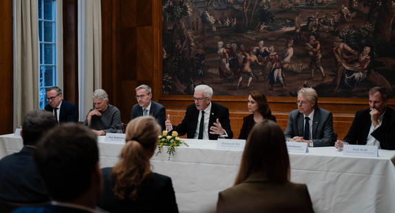Unterzeichnung der Gründungsvereinbarung für das Graduierten- und Forschungszentrum connAIx in der Villa Reitzenstein in Stuttgart