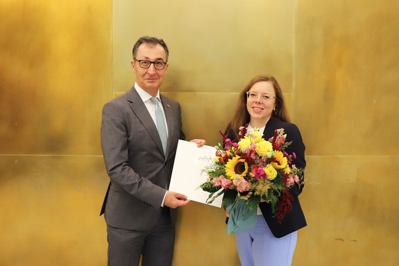 Ministerpräsident Cem Özdemir (links) und die neue Staatsministerin und Chefin der Staatskanzlei, Leonie Dirks (rechts) bei der Urkundenübergabe in der Villa Reitzenstein in Stuttgart