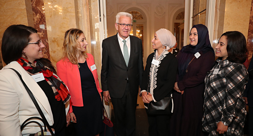 Ministerpräsident Winfried Kretschmann im Gespräch mit Gästen (Bild: Staatsministerium Baden-Württemberg)
