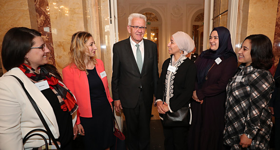 Ministerpräsident Winfried Kretschmann im Gespräch mit Gästen (Bild: Staatsministerium Baden-Württemberg)