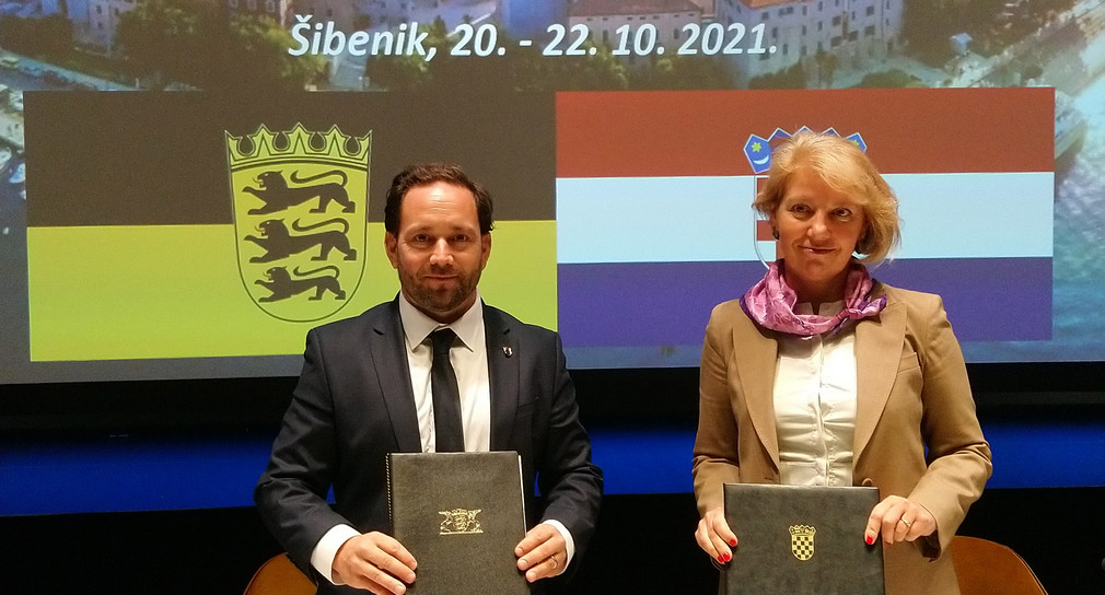 Staatsekretär Florian Hassler (l.) und die Staatssekretärin im Außenministerium der Republik Kroatien, Andreja Metelko-Zgombić (r.) bei der Sitzung der elften Sitzung der Gemischten Regierungskommission zwischen Baden-Württemberg und Kroatien in Šibenik/Kroatien