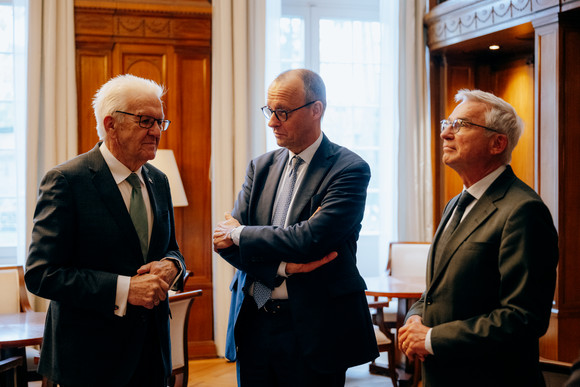 Antrittsbesuch Bundeskanzler Friedrich Merz besucht Baden-Württemberg von links nach rechts: Ministerpräsident Winfried Kretschmann, Bundeskanzler Friedrich Merz und Innenminister Thomas Strobl in der Bibliothek