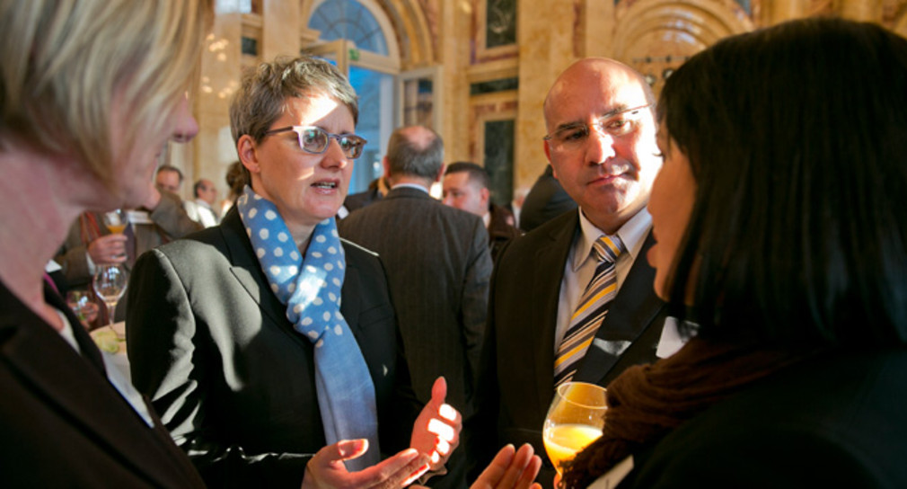 Ministerin Silke Krebs (2.v.l.) und Daniel Strauß (2.v.r.), Vorsitzender des Verbands Deutscher Sinti und Roma – Landesverband Baden-Württemberg e.V., im Gespräch