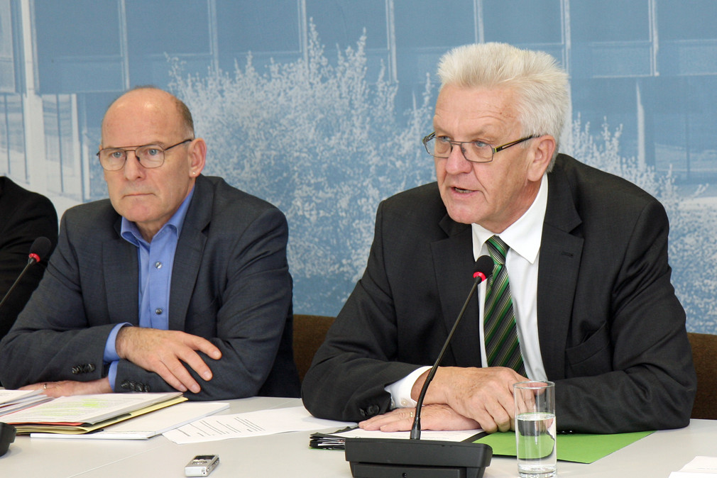 Ministerpräsident Winfried Kretschmann (r.) und Verkehrsminister Winfried Hermann (l.) bei der Regierungspressekonferenz am 11. November 2014 in Stuttgart