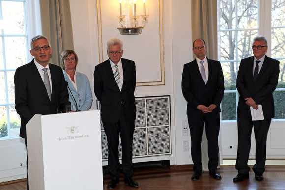 v.l.n.r.: Staatssekretär Martin Jäger, Finanzministerin Edith Sitzmann, Ministerpräsident Winfried Kretschmann, Matthias Grewe, Vorsitzender des Vereins der Richter und Staatsanwälte Baden-Württemberg e.V., und Volker Stich, Vorsitzender des Beamtenbundes Baden-Württemberg