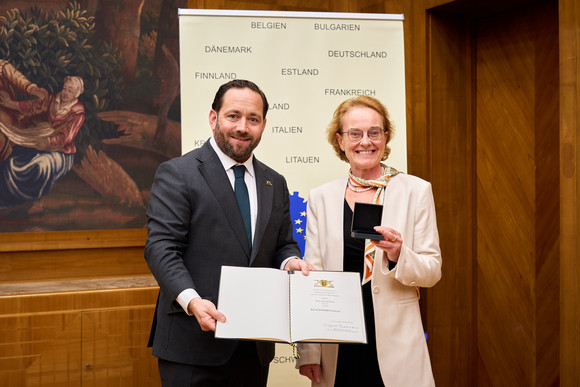 Staatssekretär Florian Hassler (l.) und Anouk Ambroisine Gilberte Pinon (r.)