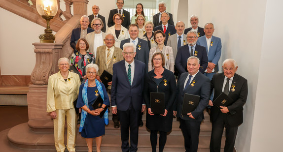 Gruppenbild mit Ministerpräsident Winfried Kretschmann (vorne, 3. von links) und den Ordensprätendentinnen und Ordensprätendenten