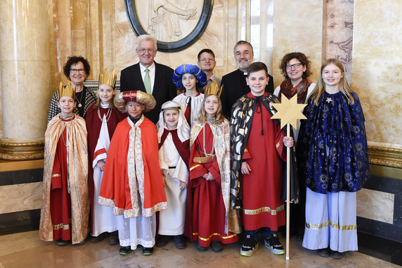 Ministerpräsident Winfried Kretschmann und seine Frau Gerlinde mit Sternsingern von St. Petrus und Paulus, Pleidelsheim/Ingersheim 