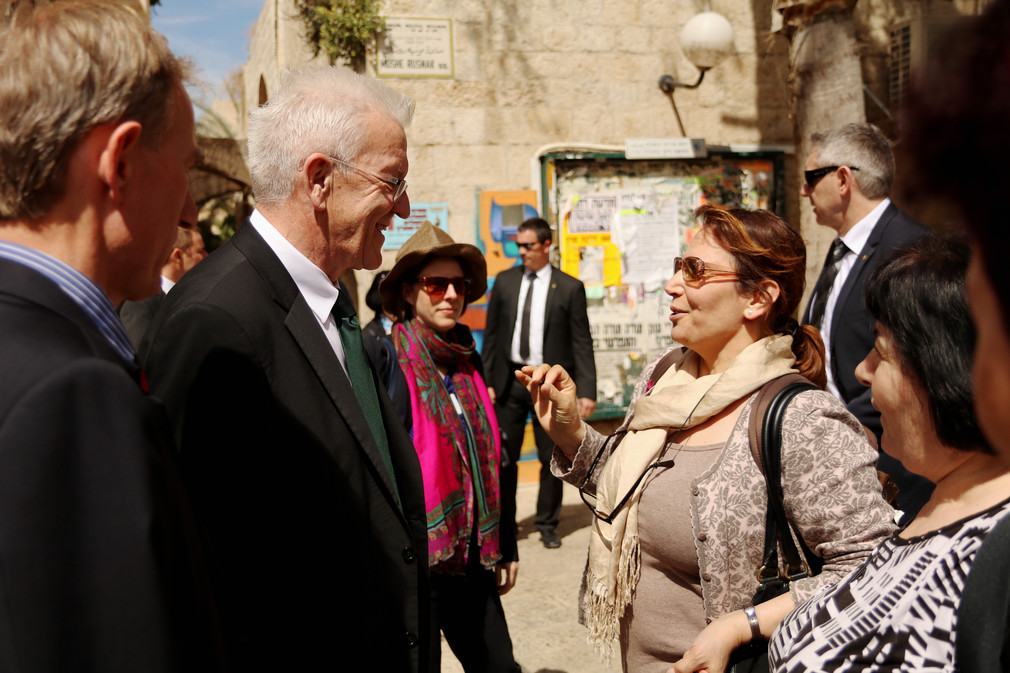 Ministerpräsident Winfried Kretschmann (l.) im Gespräch in der Altstadt von Jerusalem