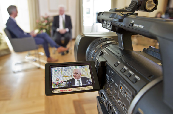 Ministerpräsident Winfried Kretschmann (r.) und Regierungssprecher Rudi Hoogvliet (l.)