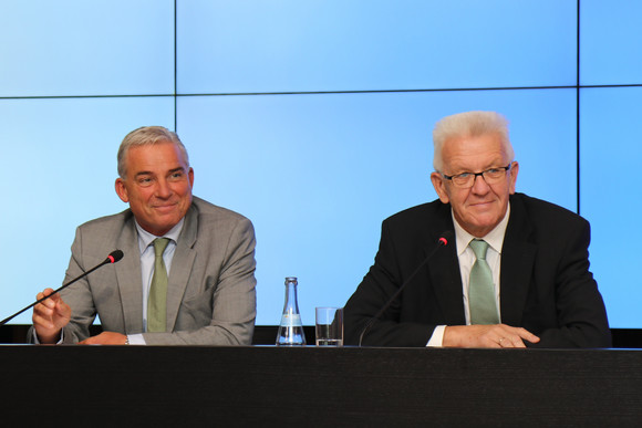 Ministerpräsident Winfried Kretschmann (r.) und der Minister für Inneres, Digitalisierung und Migration, Thomas Strobl (l.)