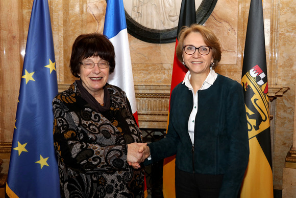 Staatsrätin Gisela Erler (l.) und die französische Botschafterin Anne-Marie Descôtes (r.)