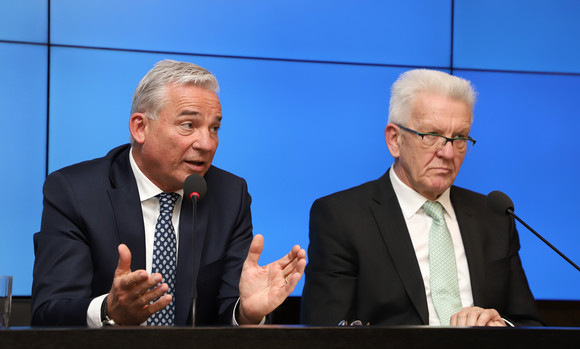 Ministerpräsident Winfried Kretschmann (r.) und Innenminister Thomas Strobl (l.) (Bild: Staatsministerium Baden-Württemberg)