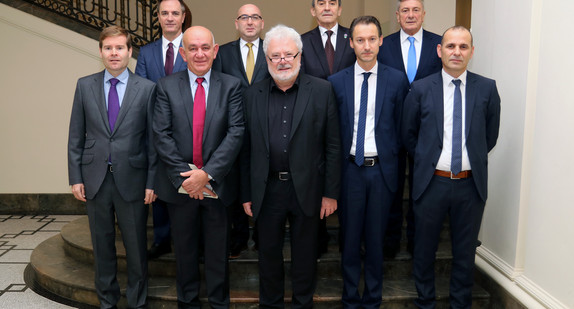 Gruppenbild mit Staatsminister Klaus-Peter Murawski (v.M.) mit den in Baden-Württemberg ansässigen Berufskonsuln