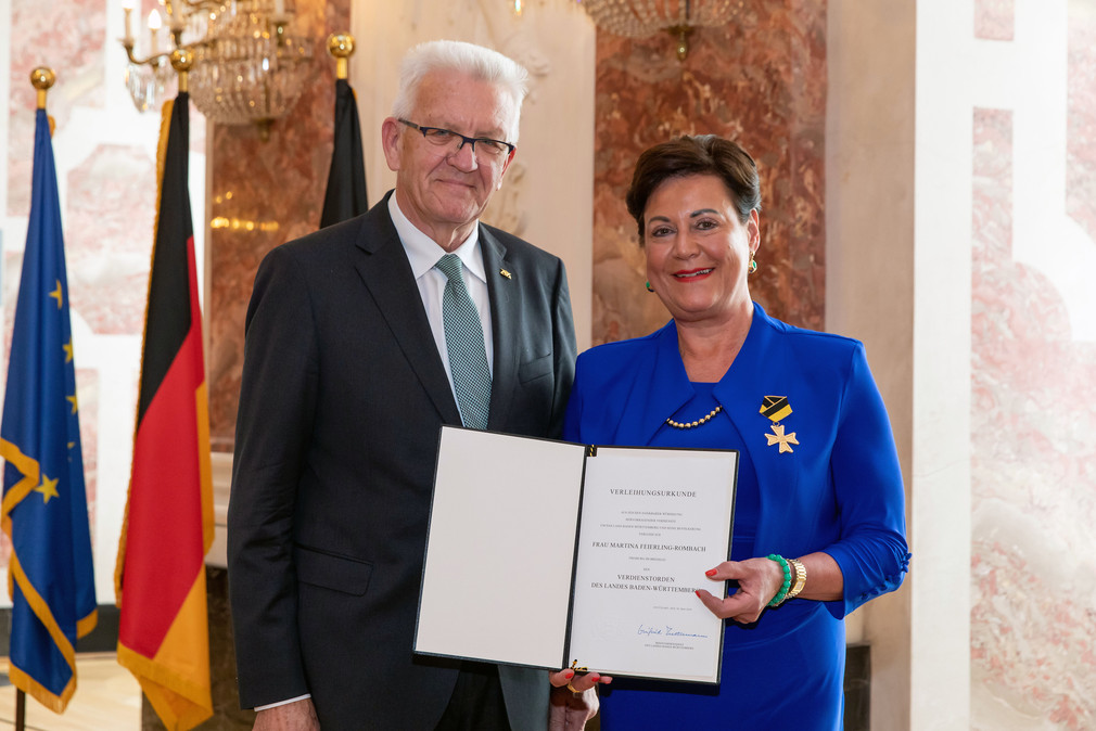 Ministerpräsident Winfried Kretschmann (l.) und Martina Feierling-Rombach (r.) (Bild: Staatsministerium Baden-Württemberg)