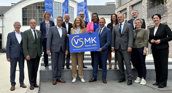 Minister Peter Hauk (Vierter von links) auf der Verbraucherschutzministerkonferenz 2024 zusammen mit den anderen Ministerinnen und Ministern