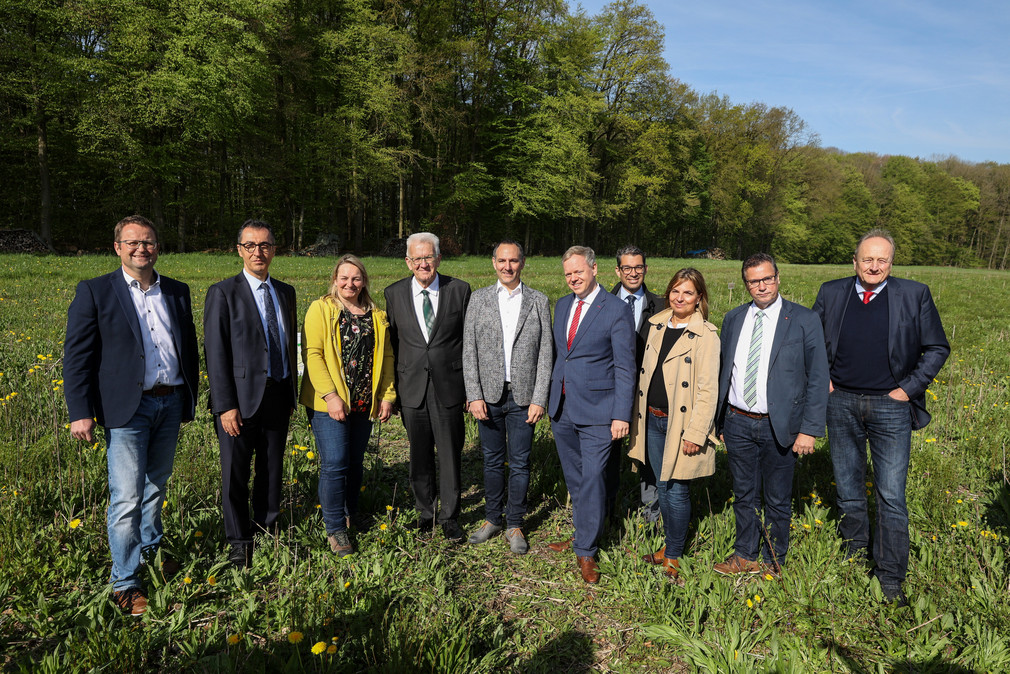 Gruppenbild mit Ministerpräsident Winfried Kretschmann, dem Bundesminister für Ernährung und Landwirtschaft, Cem Özdemir, und acht weiteren Pesonen