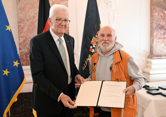 Auszeichnung Verdienstorden des Landes an 24 verdiente Persönlichkeiten Ministerpräsident Winfried Kretschmann (links) und Harry Pfau (rechts)
