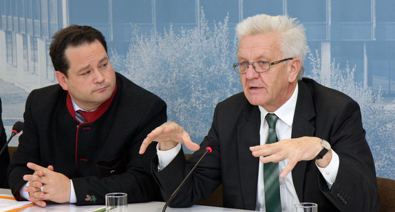 Ministerpräsident Winfried Kretschmann (r.) und Minister Alexander Bonde (l.) bei der Regierungspressekonferenz