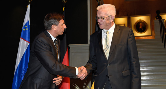 Ministerpräsident Winfried Kretschmann (r.) und der Präsident der Republik Slowenien, Borut Pahor (l.), geben sich die Hand.
