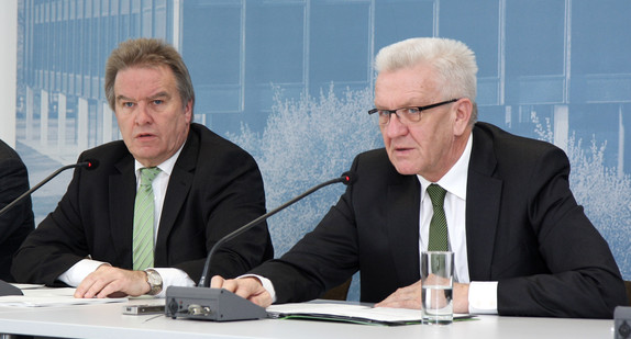 Ministerpräsident Winfried Kretschmann (r.) und Umwelt- und Energieminister Franz Untersteller (l.)
