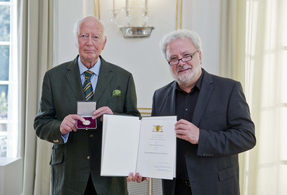 Hans Peter Müller (l.) und Staatsminister Klaus-Peter Murawski (r.)