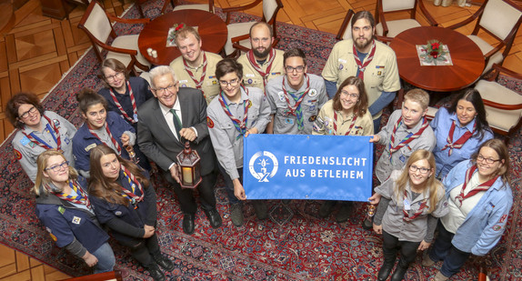 Ministerpräsident Winfried Kretschmann mit einer Delegation von Pfadfinderinnen und Pfadfindern anlässlich der Übergabe des diesjährigen Friedenslichts