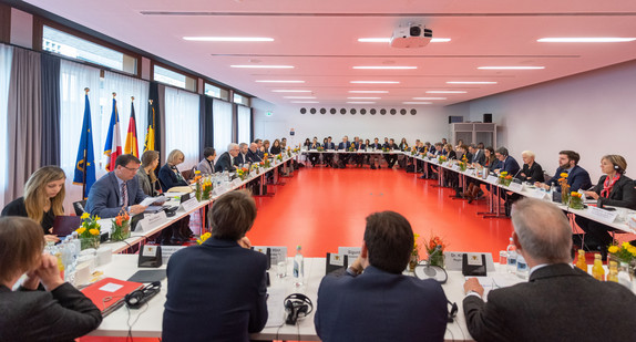 Konferenz zur grenzüberschreitenden Zusammenarbeit (Bild: Staatsministerium Baden-Württemberg)