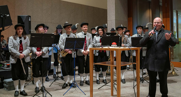 Bürgermeister Thomas Häfele begrüßt die Gäste. Im Hintergrund stehen die „Original Härtsfelder Musikanten“ 