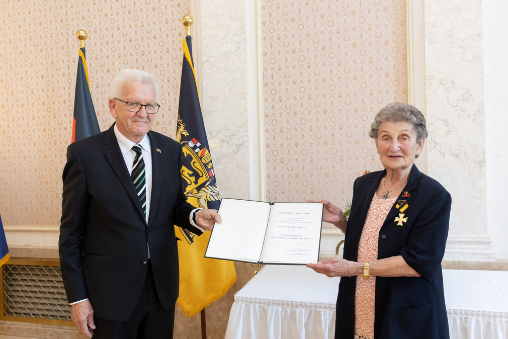 Ministerpräsident Winfried Kretschmann (l.) und Mercedes Gröger (r.)