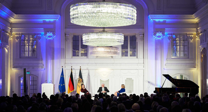 Podiumsdiskussion mit Bundesaußenministerin Annalena Baerbock (l.), Ministerpräsident Winfried Kretschmann (M.) und Moderatorin Ute Brucker (r.) 