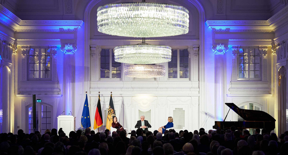 Podiumsdiskussion mit Bundesaußenministerin Annalena Baerbock (l.), Ministerpräsident Winfried Kretschmann (M.) und Moderatorin Ute Brucker (r.) 