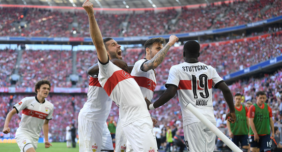 Bayern München - VfB Stuttgart, 34. Spieltag in der Allianz Arena. Torschütze Chadrac Akolo (r) von Stuttgart jubelt mit seinen Mitspielern, in der Mitte Emiliano Insúa, über sein Tor zum 1:3 Bild: © dpa.