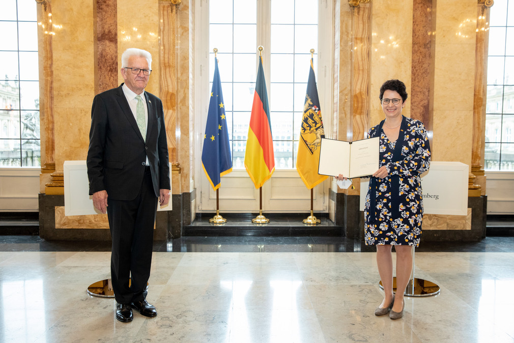 Ministerpräsident Winfried Kretschmann (l.) und Marion Gentges (r.), Ministerin der Justiz und für Migration