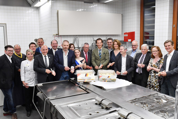 Medienbegegnung Traditionelles Badisches Spargelessen in der Landesvertretung (L-R) Marcel Stadler (Landesvertretung), Steen Hinz (Landesvertretung), Nicole Todoroff (Landesvertretung), Michael Ender (Küchenteam), Gerd-Joachim von Fallois (Phoenix), René Pöltl (Erster Bürgermeister Schwetzingen), Curt-Christian Stoffel (Winzer von Baden e.G.), Staatssekretär Volker Ratzmann, Lisa Kullmann (Schwetzinhgen), Janine I. (Spargelkönigin Schwetzingen), Rainald Becker (Chefredakteur ARD), Olav Gutting MdB, Sebastian Pfeffer (BILD), Miriam Hollstein (BamS), Dirk Rodenkirch (SWR), Dieter Keller (Südwestpresse), Gregor Mayntz und seine Ehefrau Sonya Mayntz (Rheinische Post, Vorsitzender Bundespressekonferenz), Uwe Lueb (SWR)