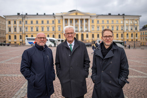 Ministerpräsident Winfried Kretschmann (M.), Verkehrsminister Winfried Hermann (l.) und Staatssekretär Dr. Florian Stegmann (r.) in Helsinki (Finnland) (Bild: Staatsministerium Baden-Württemberg)