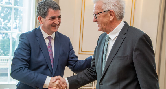 Ministerpräsident Winfried Kretschmann (l.) empfängt den Präsidenten der Région Grand Est, Jean Rottner (r.) (Bild: Staatsministerium Baden-Württemberg)