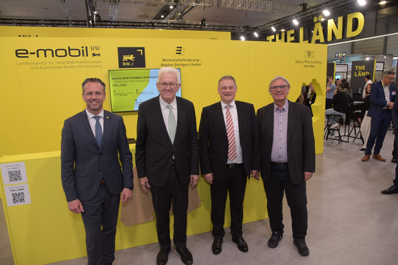 von links nach rechts: Dr. Christian Herzog (BW_i), Ministerpräsident Winfried Kretschmann, Franz Loogen (e-mobil BW) und Holger Haas (Wirtschaftsförderung Region Stuttgart) am Gemeinschaftsstand von BW_i, e-mobil BW und Wirtschaftsförderung Region Stuttgart