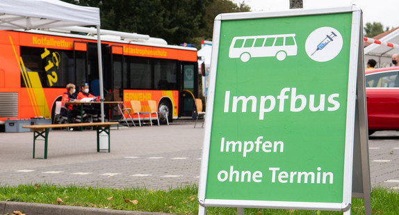 Ein mobiler Impfbus für Impfungen gegen das Coronavirus steht auf einem Supermarktparkplatz.